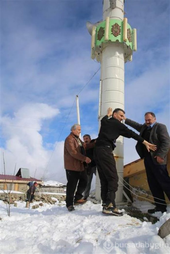 Çığ yıkmasın diye minareyi bu yıl da yatırdılar
