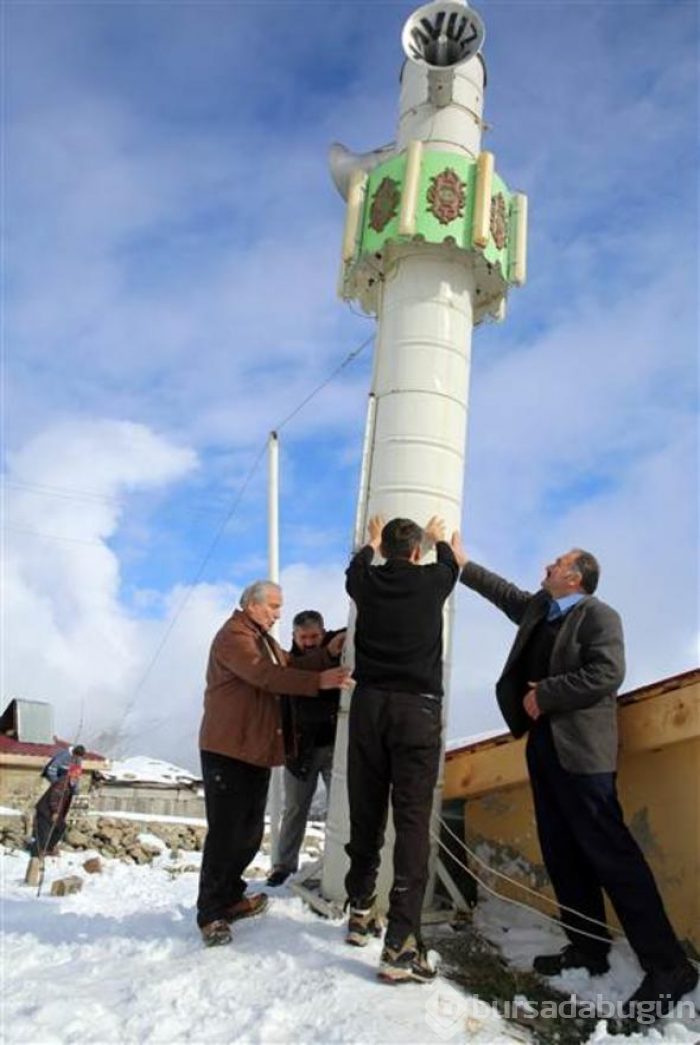 Çığ yıkmasın diye minareyi bu yıl da yatırdılar
