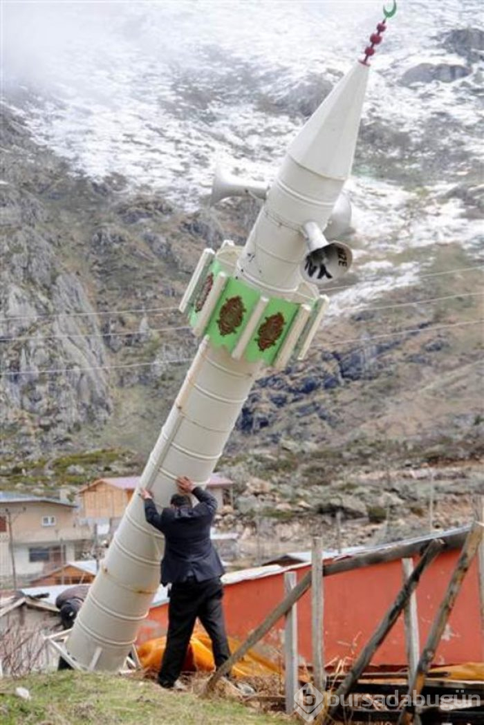 Çığ yıkmasın diye minareyi bu yıl da yatırdılar
