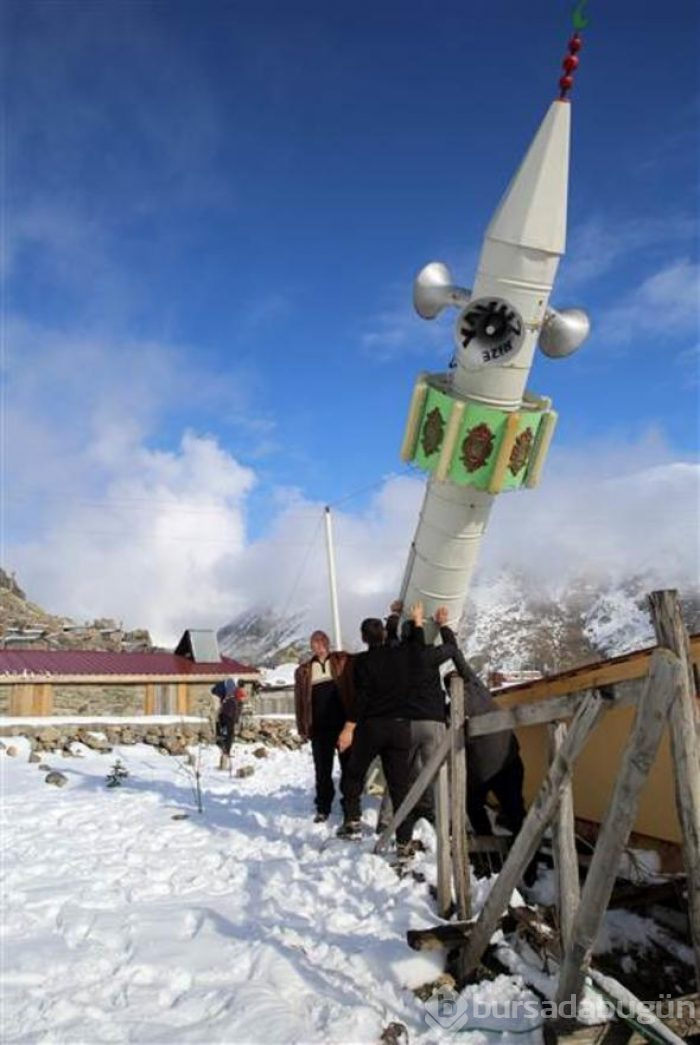 Çığ yıkmasın diye minareyi bu yıl da yatırdılar
