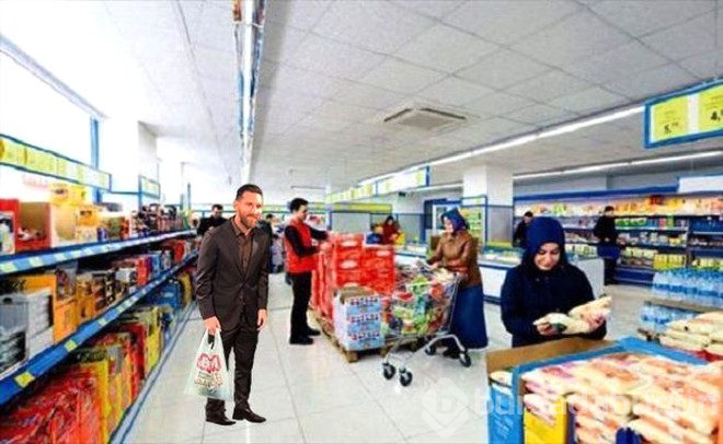İsrailli modelle fotoğraf çekilirken donup kalan Messi'ye yapılan photoshoplar kırdı geçirdi