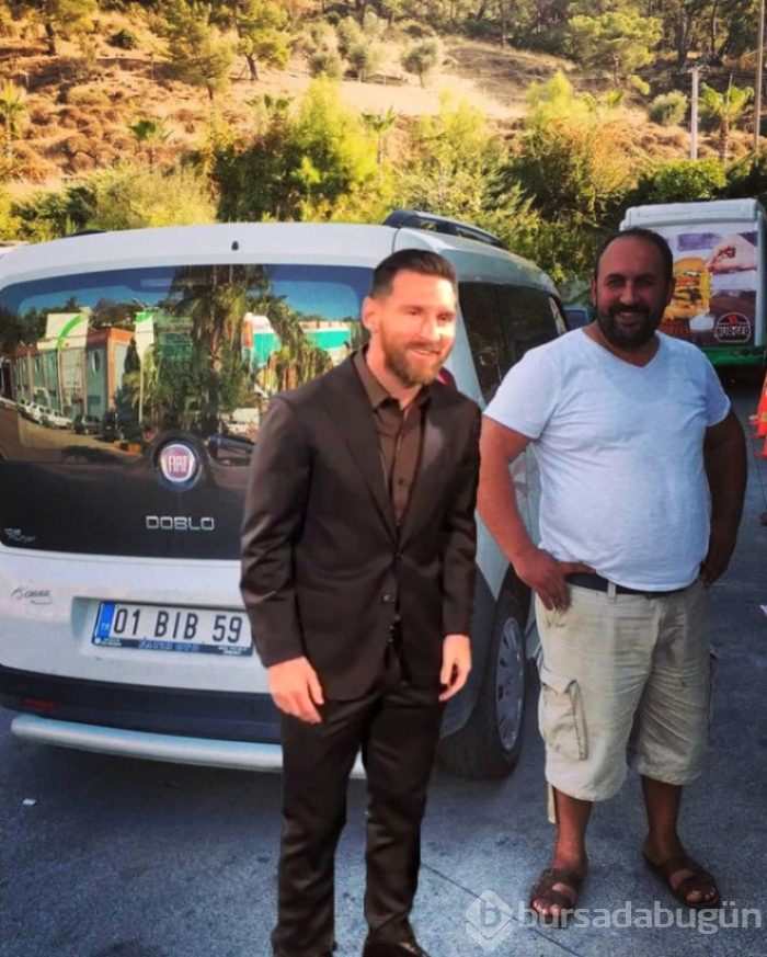 İsrailli modelle fotoğraf çekilirken donup kalan Messi'ye yapılan photoshoplar kırdı geçirdi