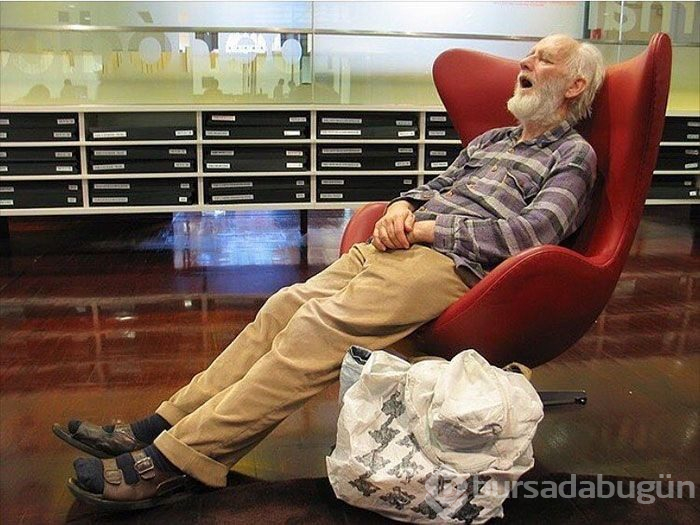 Alışveriş yapan kadınları bekleyen erkekler