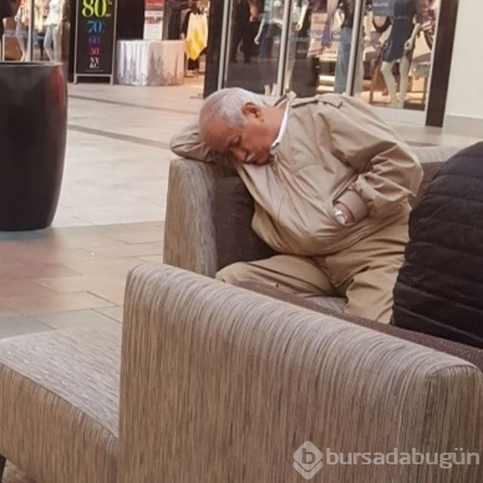 Alışveriş yapan kadınları bekleyen erkekler
