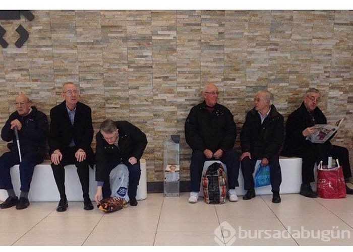 Alışveriş yapan kadınları bekleyen erkekler