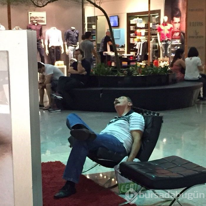 Alışveriş yapan kadınları bekleyen erkekler