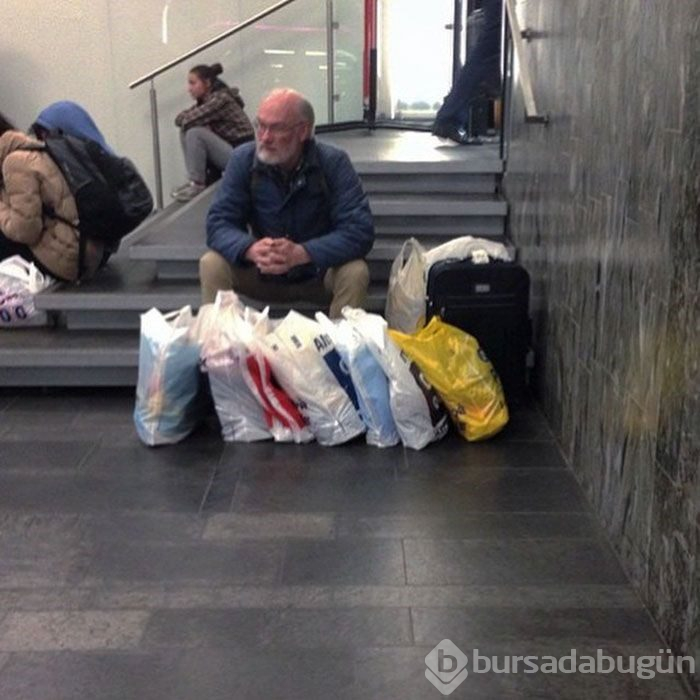 Alışveriş yapan kadınları bekleyen erkekler