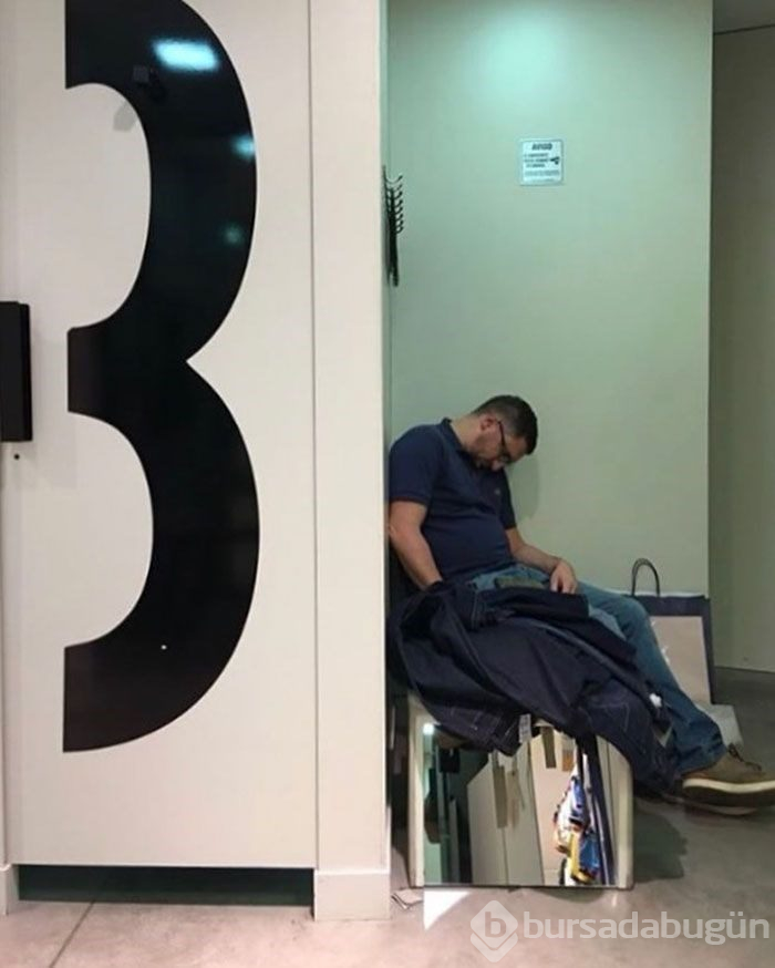 Alışveriş yapan kadınları bekleyen erkekler