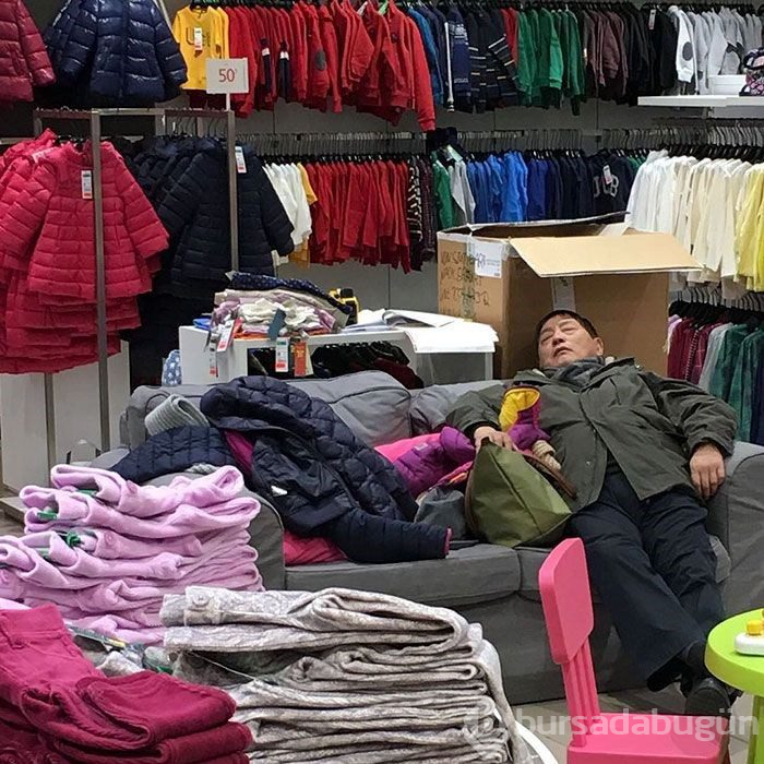 Alışveriş yapan kadınları bekleyen erkekler