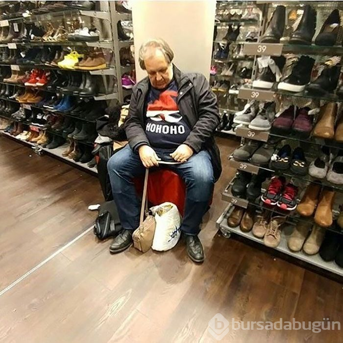 Alışveriş yapan kadınları bekleyen erkekler