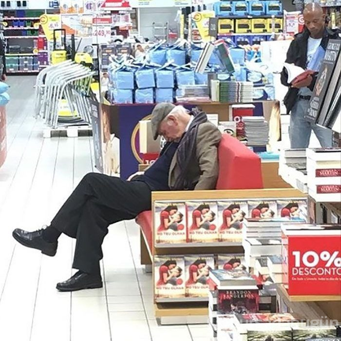 Alışveriş yapan kadınları bekleyen erkekler