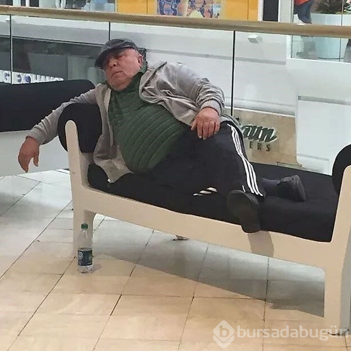 Alışveriş yapan kadınları bekleyen erkekler