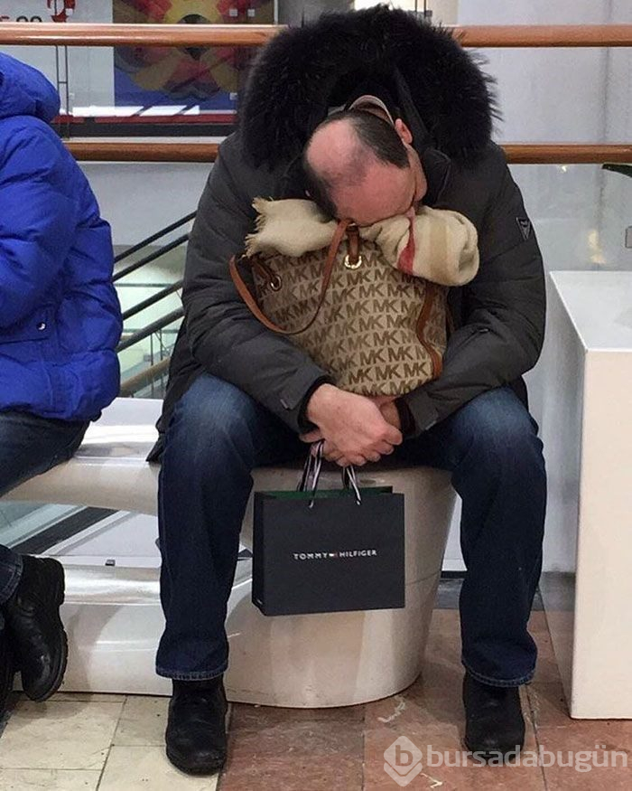 Alışveriş yapan kadınları bekleyen erkekler