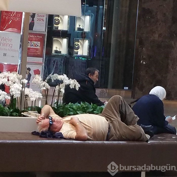 Alışveriş yapan kadınları bekleyen erkekler