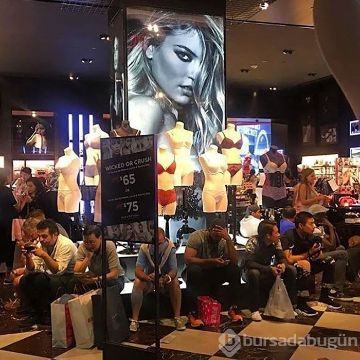 Alışveriş yapan kadınları bekleyen erkekler