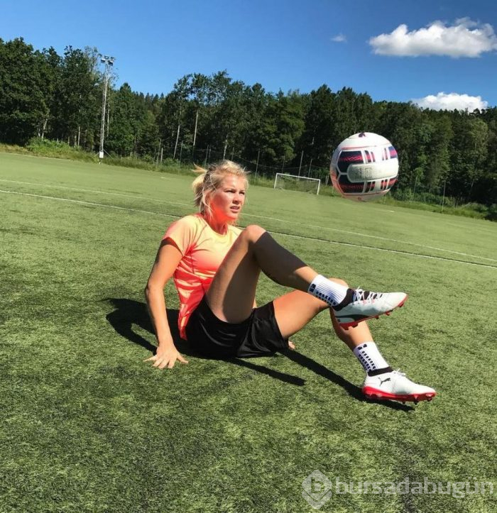 Cinsiyet ayrımı sadece ödül töreni ile kısıtlı değil... Kadın futbolunun Messi'si Ada Hegerberg'in maaşı şaşırttı!
