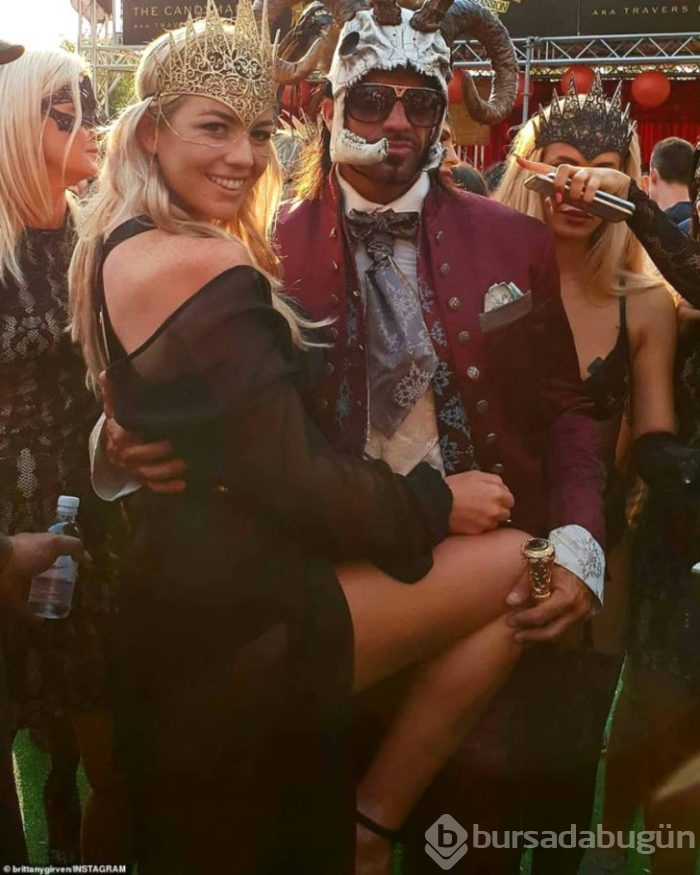 Fenomen playboyun çıplak kadın heykeli olay yarattı!
