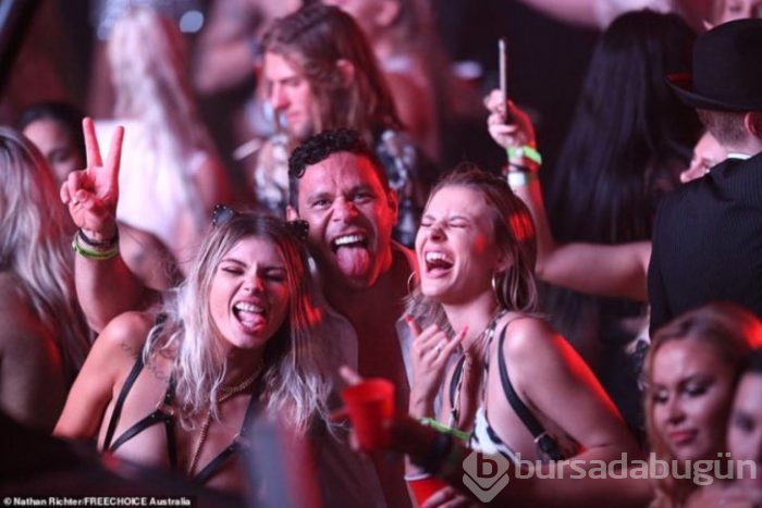 Fenomen playboyun çıplak kadın heykeli olay yarattı!
