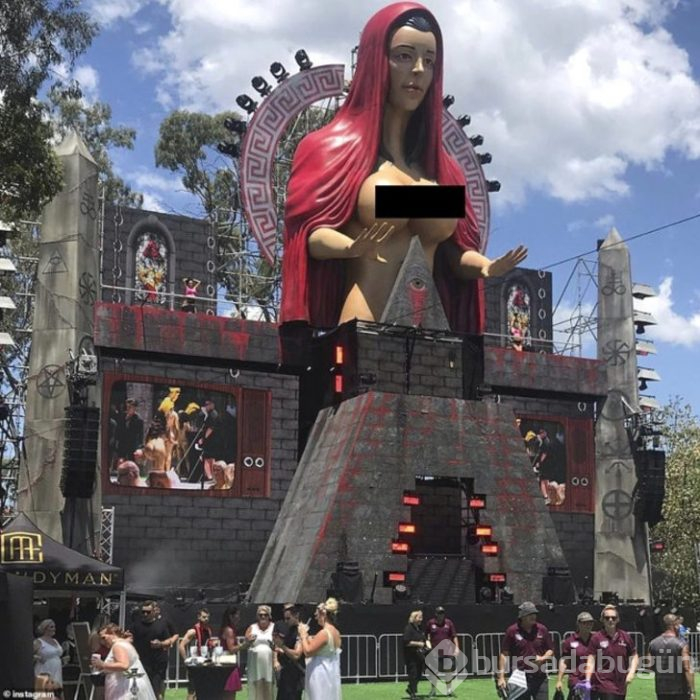 Fenomen playboyun çıplak kadın heykeli olay yarattı!
