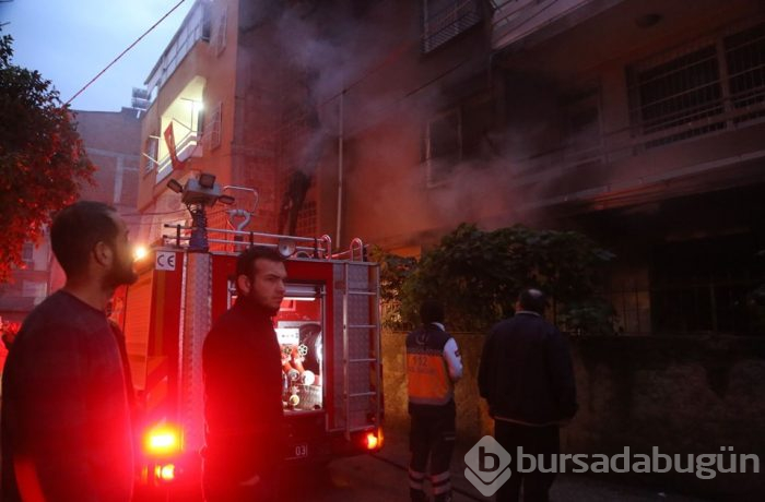 Adana'da yangında mahsur kalan 4 kişiyi itfaiye ekipleri kurtardı