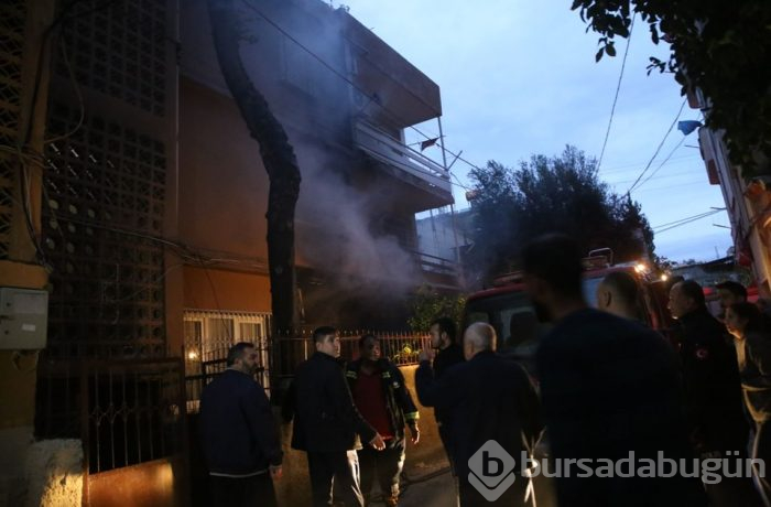Adana'da yangında mahsur kalan 4 kişiyi itfaiye ekipleri kurtardı