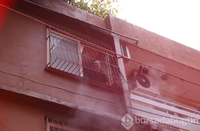 Adana'da yangında mahsur kalan 4 kişiyi itfaiye ekipleri kurtardı