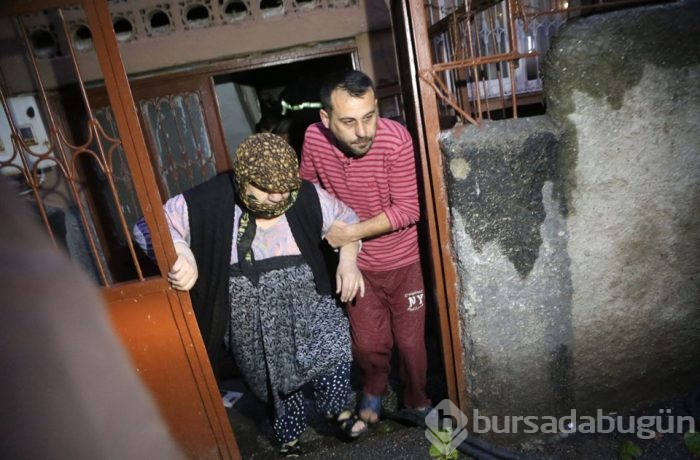 Adana'da yangında mahsur kalan 4 kişiyi itfaiye ekipleri kurtardı
