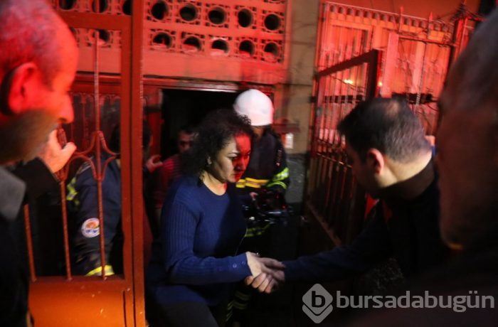 Adana'da yangında mahsur kalan 4 kişiyi itfaiye ekipleri kurtardı