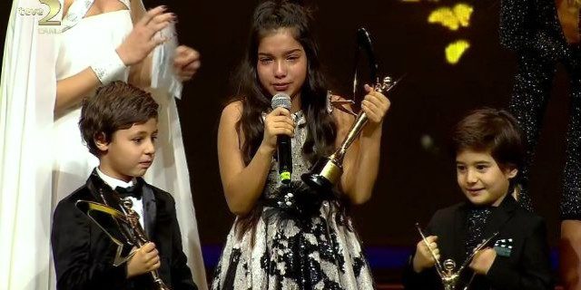 En iyi çocuk oyuncu ödülü'ne layık görülen Kübra Süzgün göz yaşlarına boğuldu