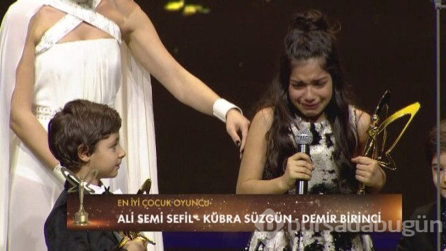 En iyi çocuk oyuncu ödülü'ne layık görülen Kübra Süzgün göz yaşlarına boğuldu