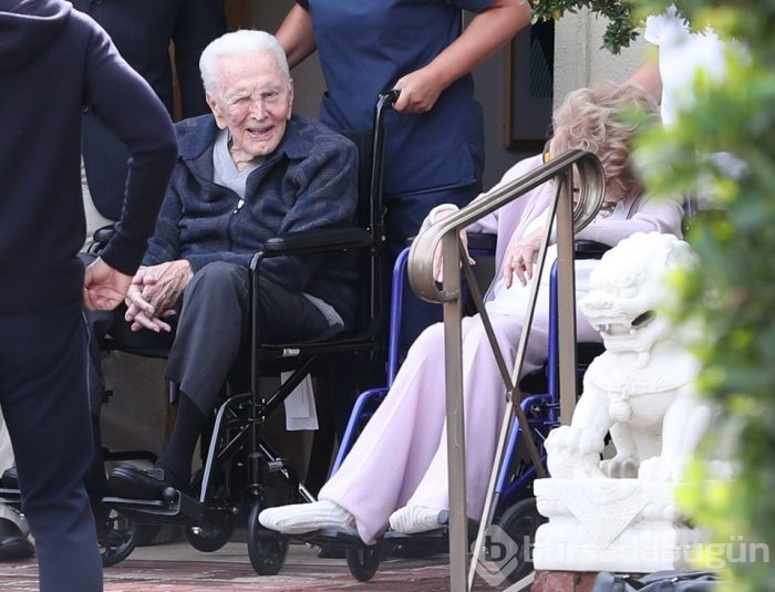 Kirk Douglas'a 102'nci doğum günü partisi