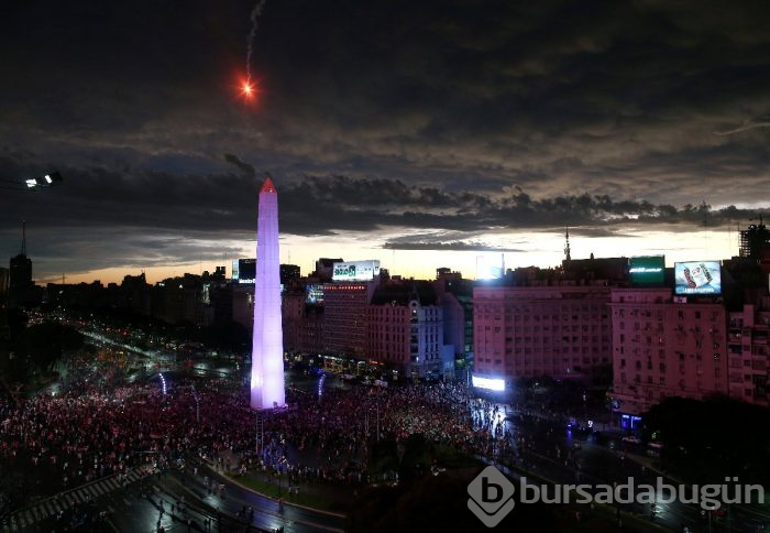 River Plate taraftarı şampiyonluğu çılgınlar gibi kutladı!
