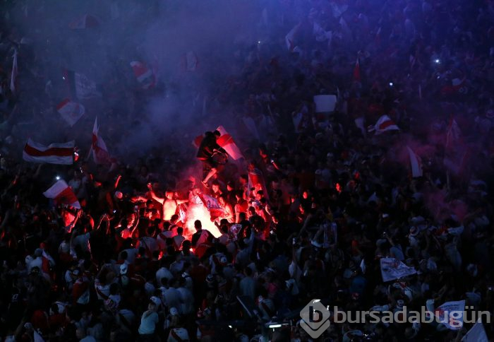 River Plate taraftarı şampiyonluğu çılgınlar gibi kutladı!
