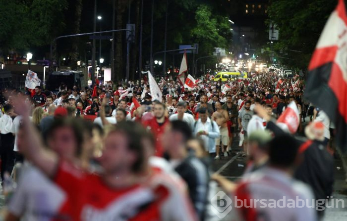 River Plate taraftarı şampiyonluğu çılgınlar gibi kutladı!
