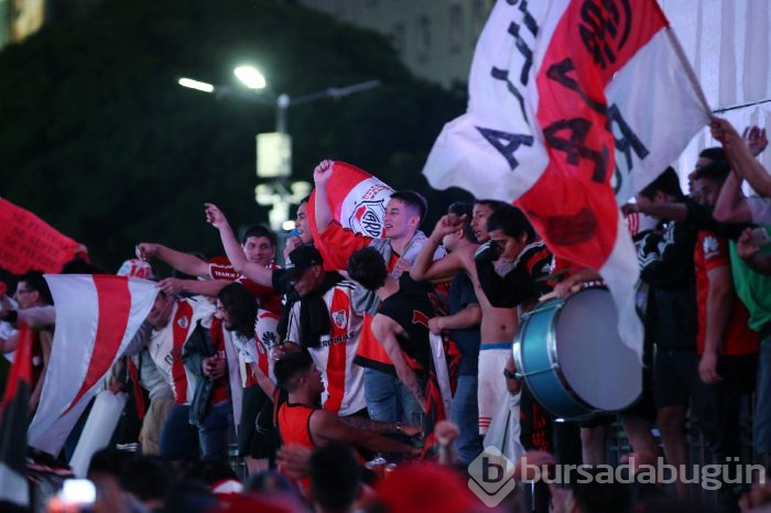 River Plate taraftarı şampiyonluğu çılgınlar gibi kutladı!
