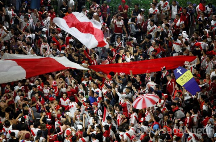River Plate taraftarı şampiyonluğu çılgınlar gibi kutladı!

