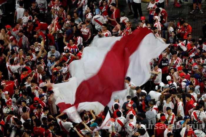River Plate taraftarı şampiyonluğu çılgınlar gibi kutladı!
