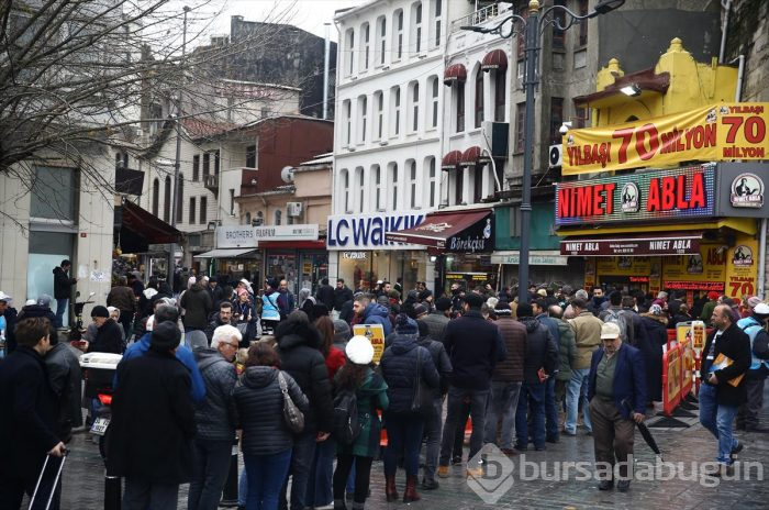 Büyük ikramiye için yılbaşı biletlerine yoğun ilgi
