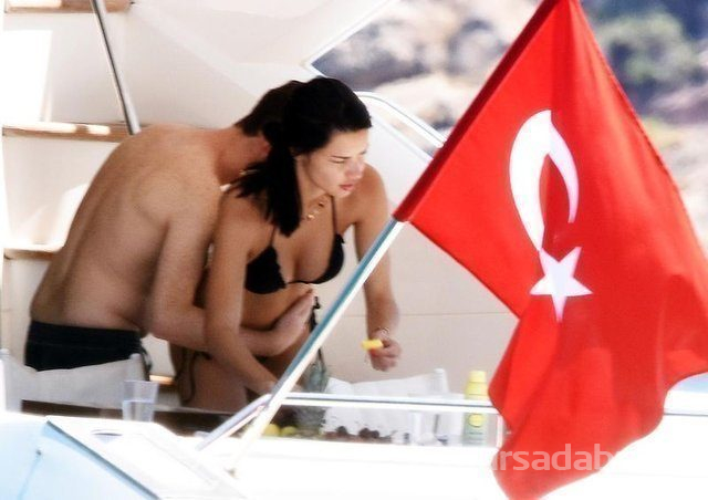 Adriana Lima Metin Hara'yı sildi