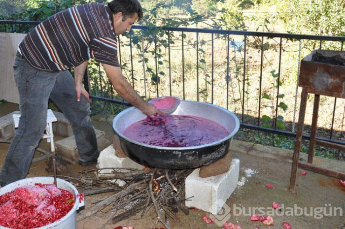 Salataların olmazsa olmazı nar ekşisinin nasıl yapıldığını biliyor musunuz?

