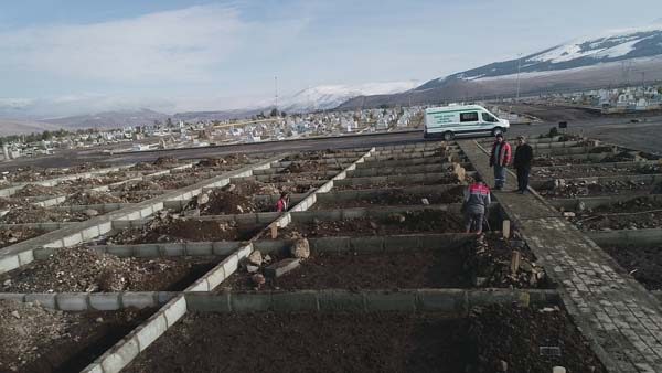 "Kara kış" gelmeden mezar yerleri açıldı
