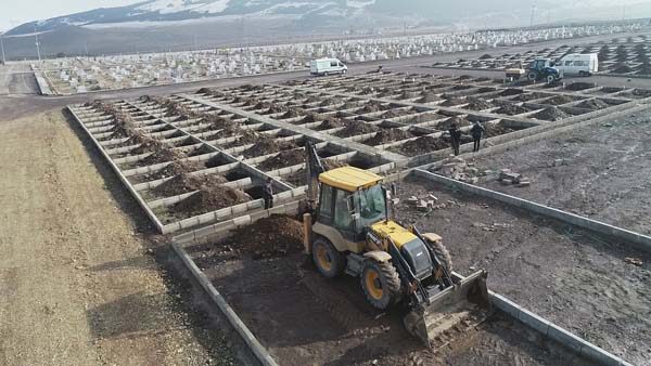 "Kara kış" gelmeden mezar yerleri açıldı
