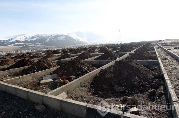 "Kara kış" gelmeden mezar yerleri açıldı
