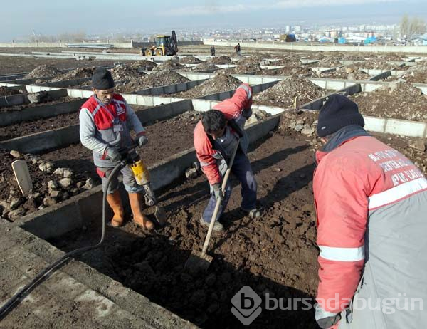 "Kara kış" gelmeden mezar yerleri açıldı
