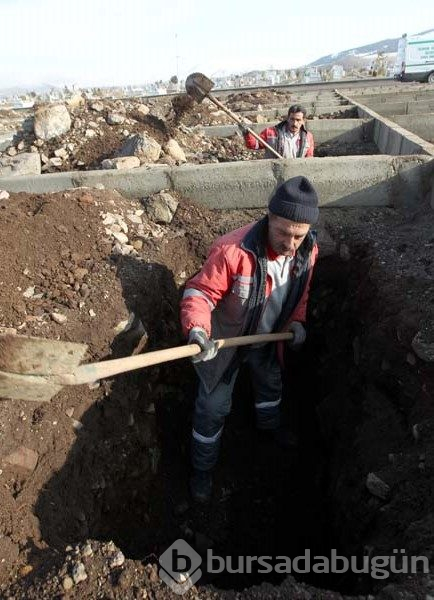 "Kara kış" gelmeden mezar yerleri açıldı
