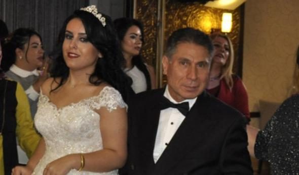 39 yaş küçük eşiyle canlı yayına katıldı: Bazen 'saçmalamışız' diyorum
