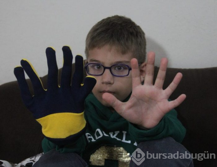 6 parmaklı Demirhan ne yazı yazabiliyor, ne ayakkabı bulabiliyor
