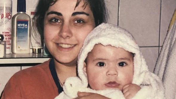 Annesini geçti!
