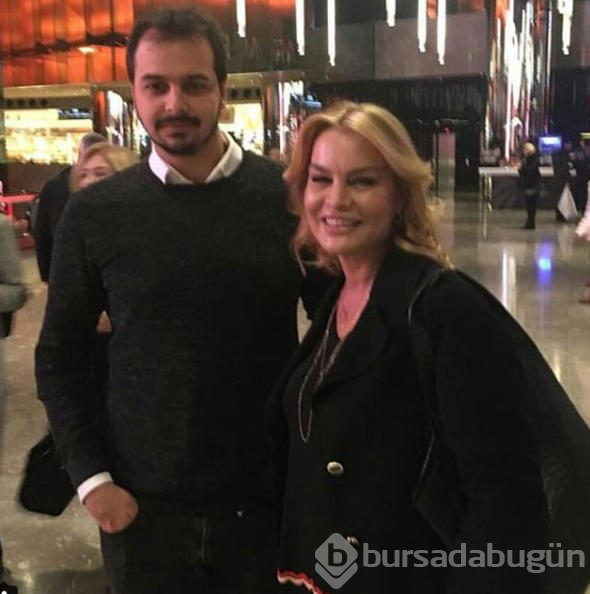 Annesini geçti!
