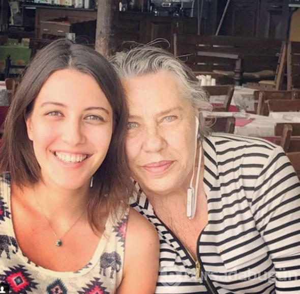 Annesini geçti!
